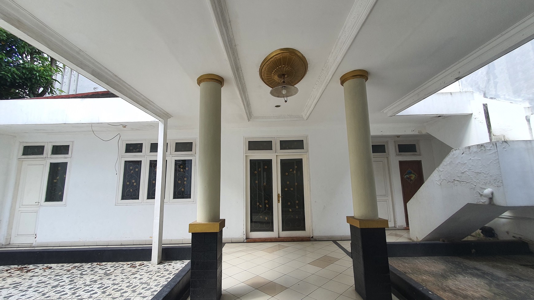 Rumah Klasik 2 lantai di Legenda Wisata Un furnished