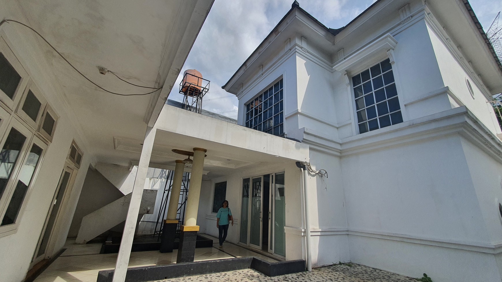 Rumah Klasik 2 lantai di Legenda Wisata Un furnished