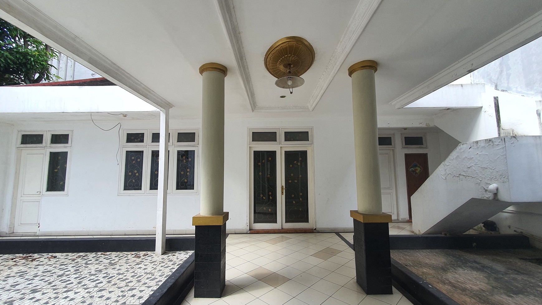 Rumah Klasik 2 lantai di Legenda Wisata Un furnished