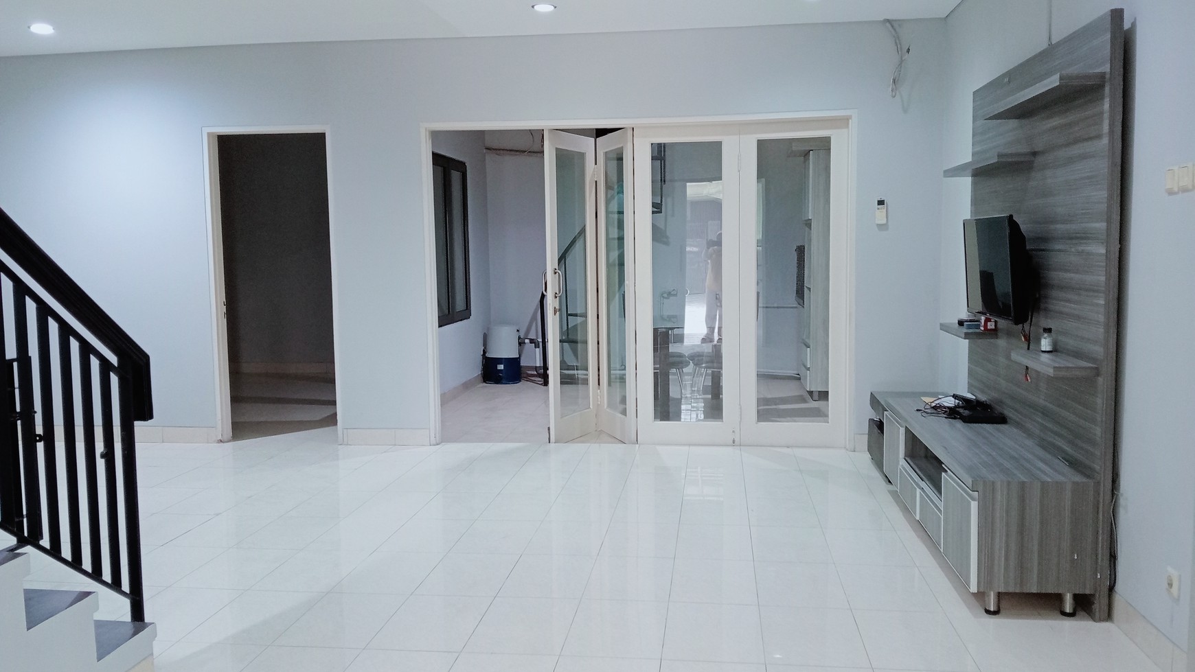 Raffles Hills, baru selesai renovasi, siap huni, 2 lantai, semi furnished, harga nego