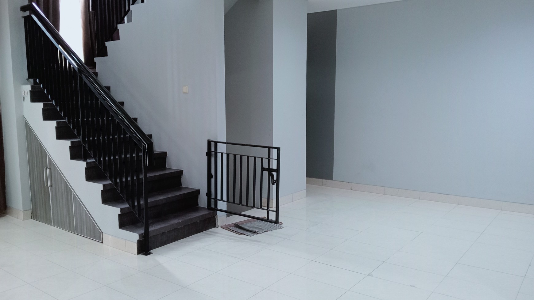 Raffles Hills, baru selesai renovasi, siap huni, 2 lantai, semi furnished, harga nego