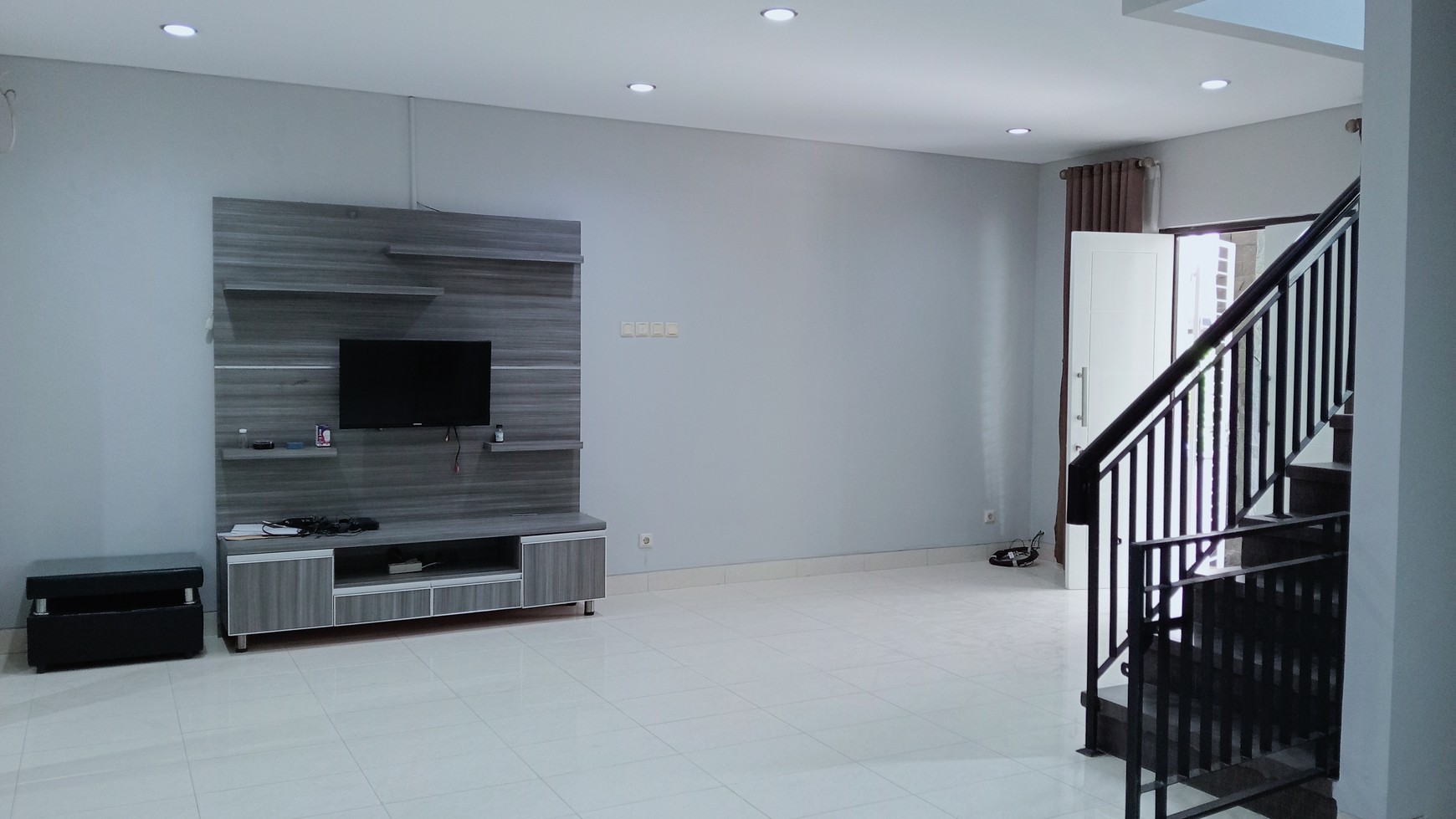 Raffles Hills, baru selesai renovasi, siap huni, 2 lantai, semi furnished, harga nego