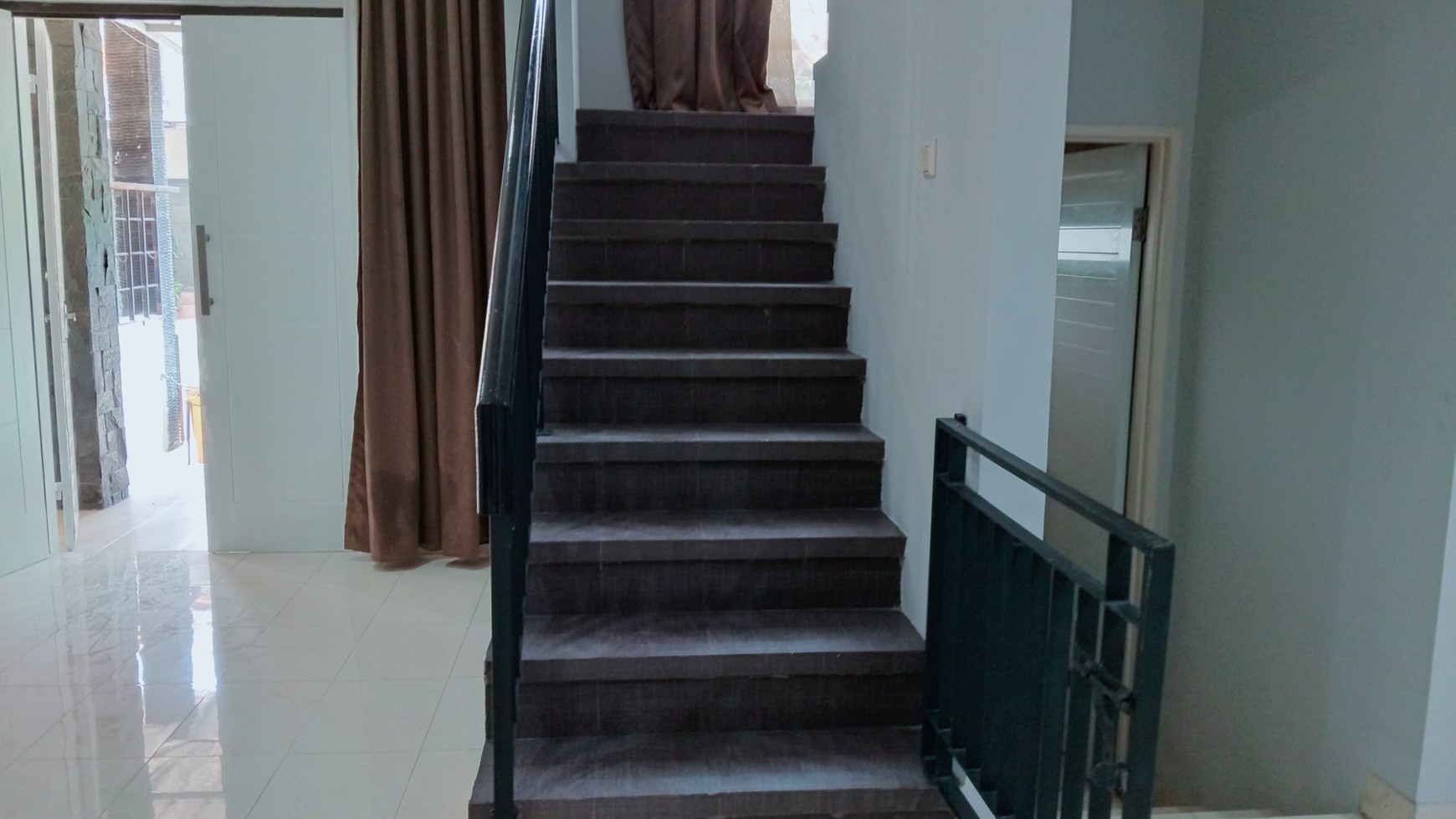 Raffles Hills, baru selesai renovasi, siap huni, 2 lantai, semi furnished, harga nego