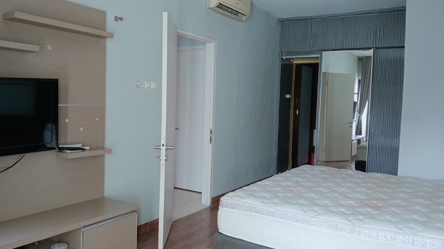 Raffles Hills, baru selesai renovasi, siap huni, 2 lantai, semi furnished, harga nego