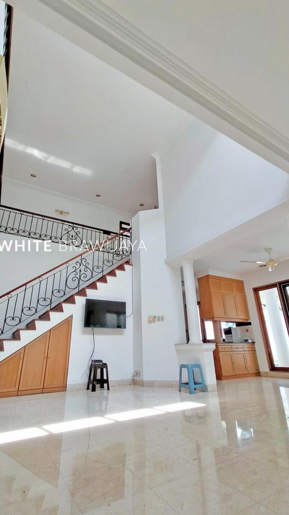 Rumah Classic Modern Lingkungan Tenang Area Pejaten Barat