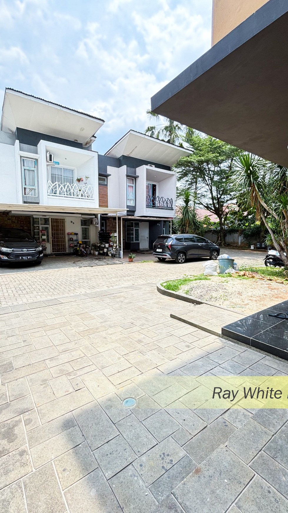 RUMAH MODERN MINIMALIS DALAM TOWNHOUSE DI BINTARO, TANGERANG SELATAN 