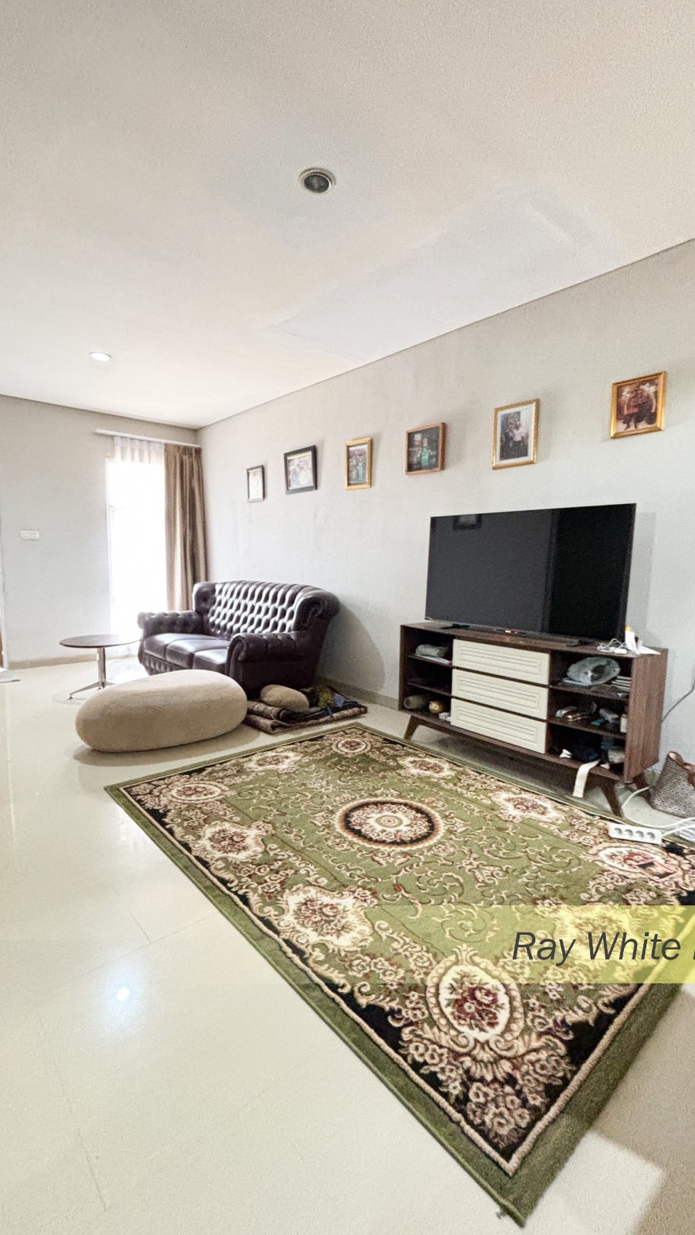 RUMAH MODERN MINIMALIS DALAM TOWNHOUSE DI BINTARO, TANGERANG SELATAN 