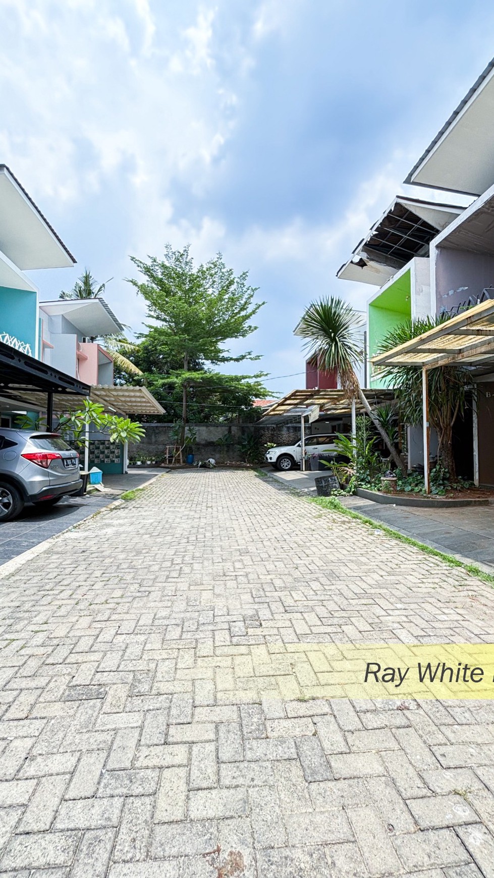 RUMAH MODERN MINIMALIS DALAM TOWNHOUSE DI BINTARO, TANGERANG SELATAN 