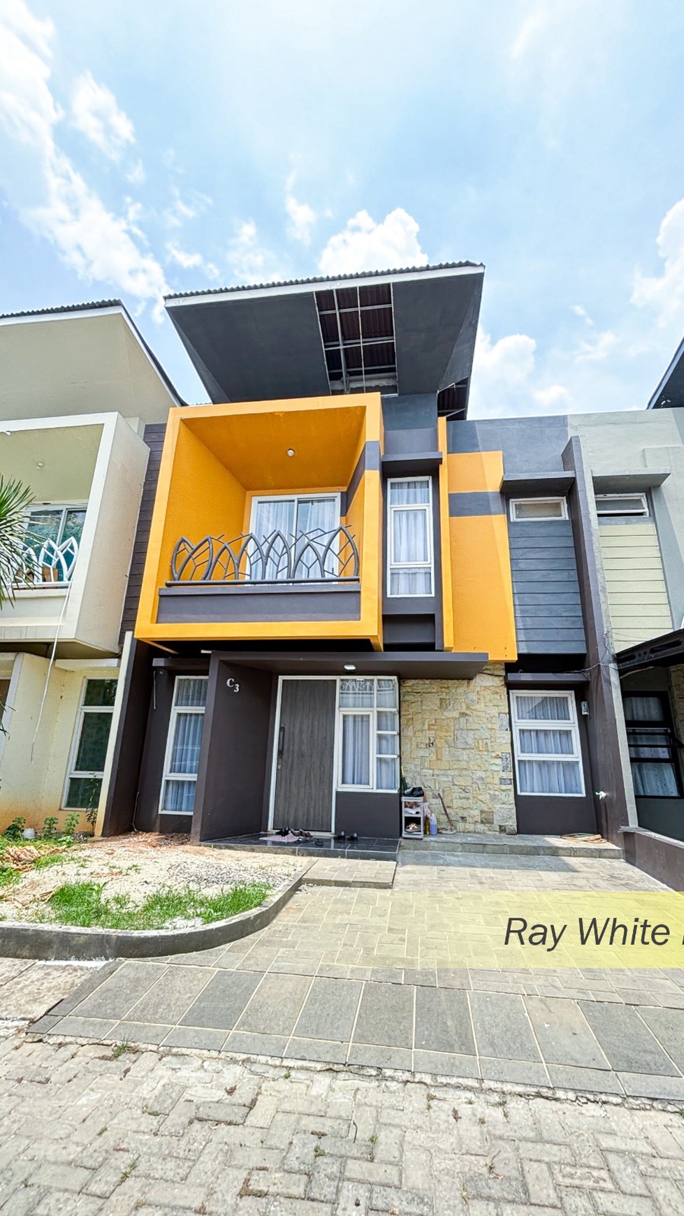 RUMAH MODERN MINIMALIS DALAM TOWNHOUSE DI BINTARO, TANGERANG SELATAN 