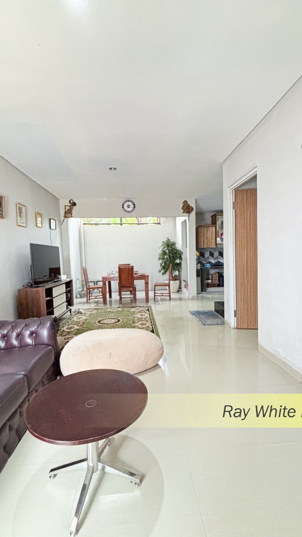 RUMAH MODERN MINIMALIS DALAM TOWNHOUSE DI BINTARO, TANGERANG SELATAN 