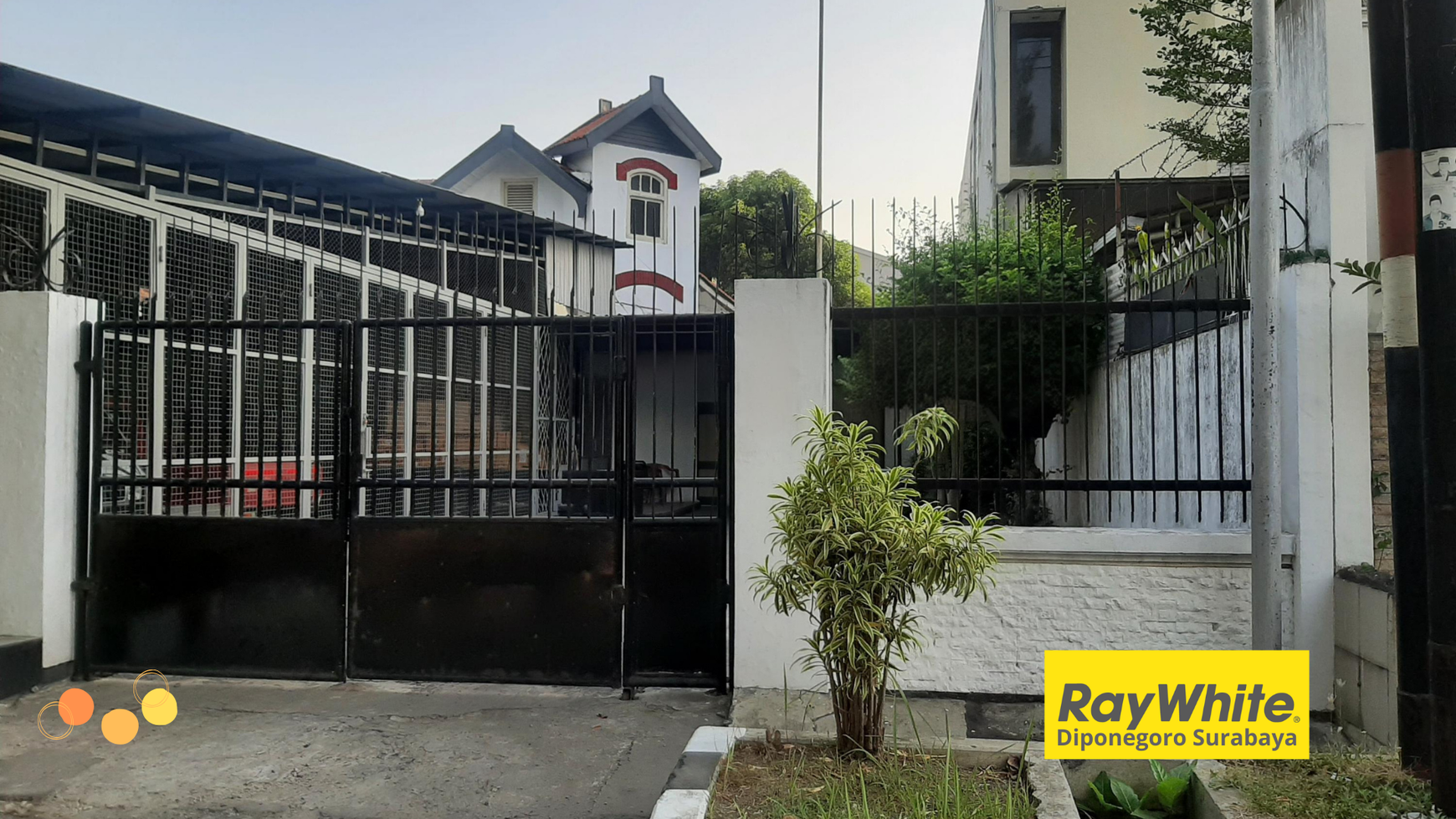 DIJUAL RUMAH STRATEGIS & ISTIMEWA DI PUSAT KOTA SURABAYA - IDEAL UNTUK KANTOR ATAU USAHA