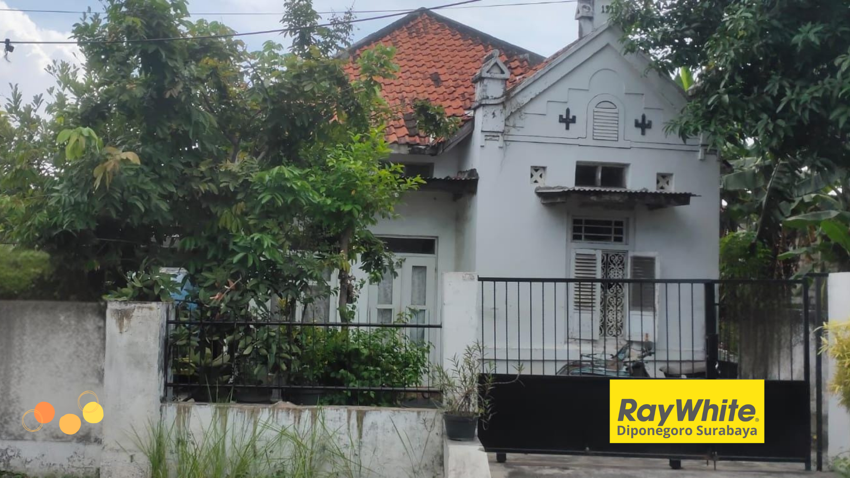 Dijual Cepat Rumah Kolonial di Tengah Kota Surabaya - Lokasi Strategis dan Harga Ekonomis!