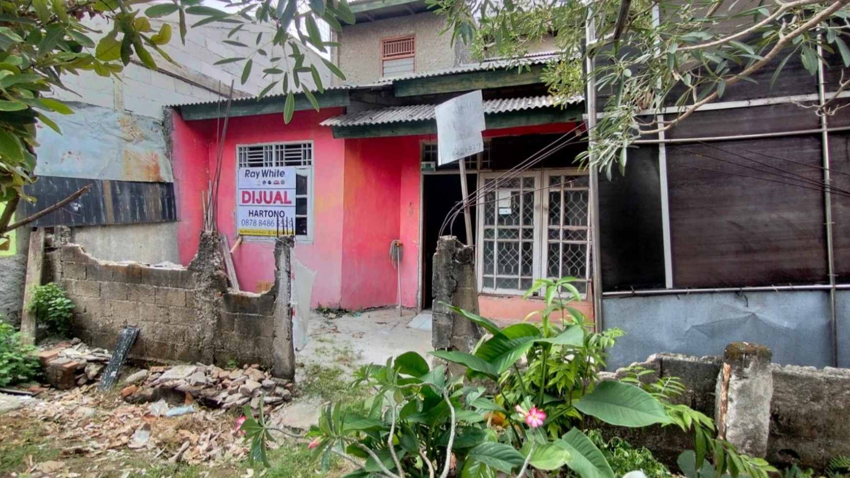 Rumah Dijual di Bekasi - Investasi Menguntungkan di Villa Bekasi Indah 1, Hitung Tanah Saja!