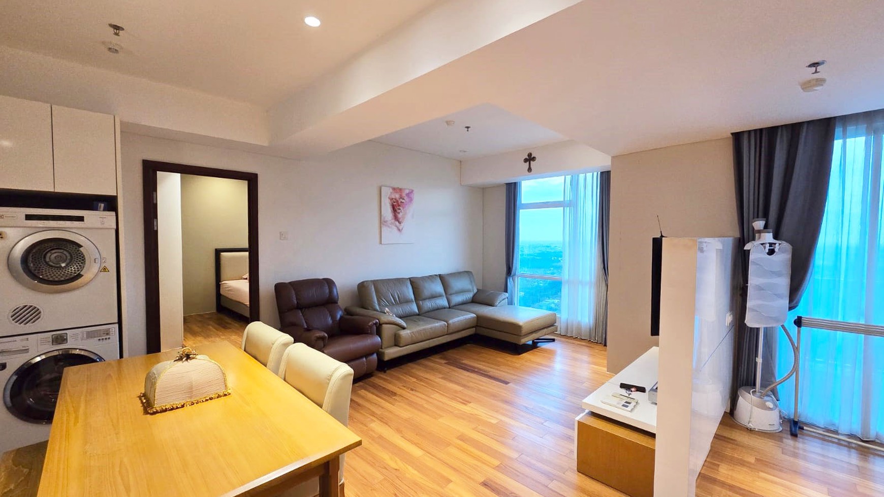 Apartemen Full Furnished Siap Huni di Grand Sungkono Lagoon Surabaya Barat, 2 BR, View City & Gunung