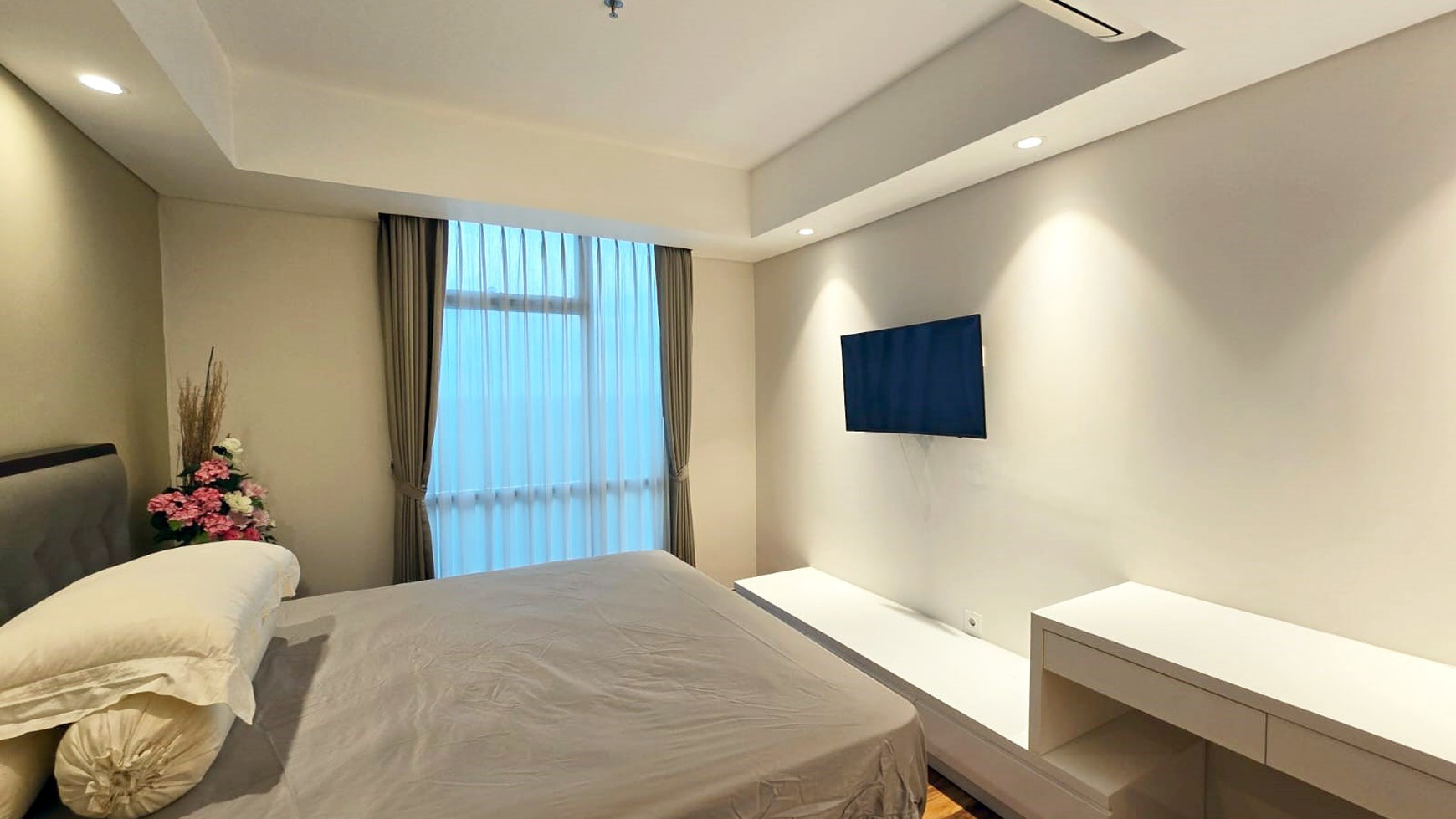 Apartemen Full Furnished Siap Huni di Grand Sungkono Lagoon Surabaya Barat, 2 BR, View City & Gunung