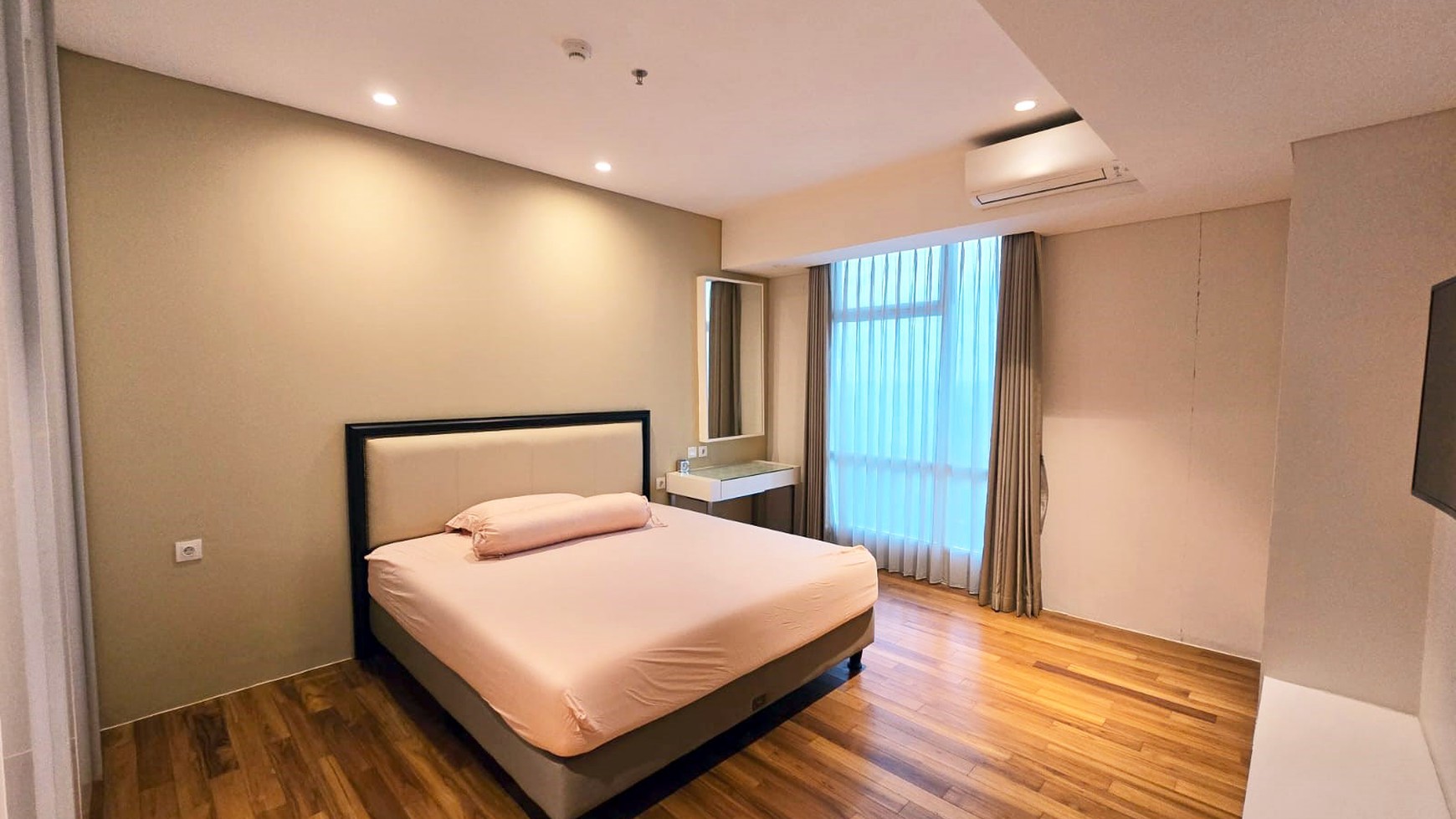 Apartemen Full Furnished Siap Huni di Grand Sungkono Lagoon Surabaya Barat, 2 BR, View City & Gunung