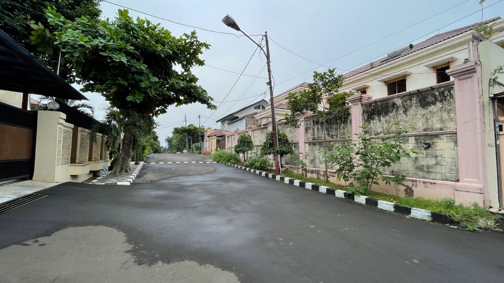 Rumah 2 lantai,lokasi tenang,ada basement dan Kolam renang di Cinere