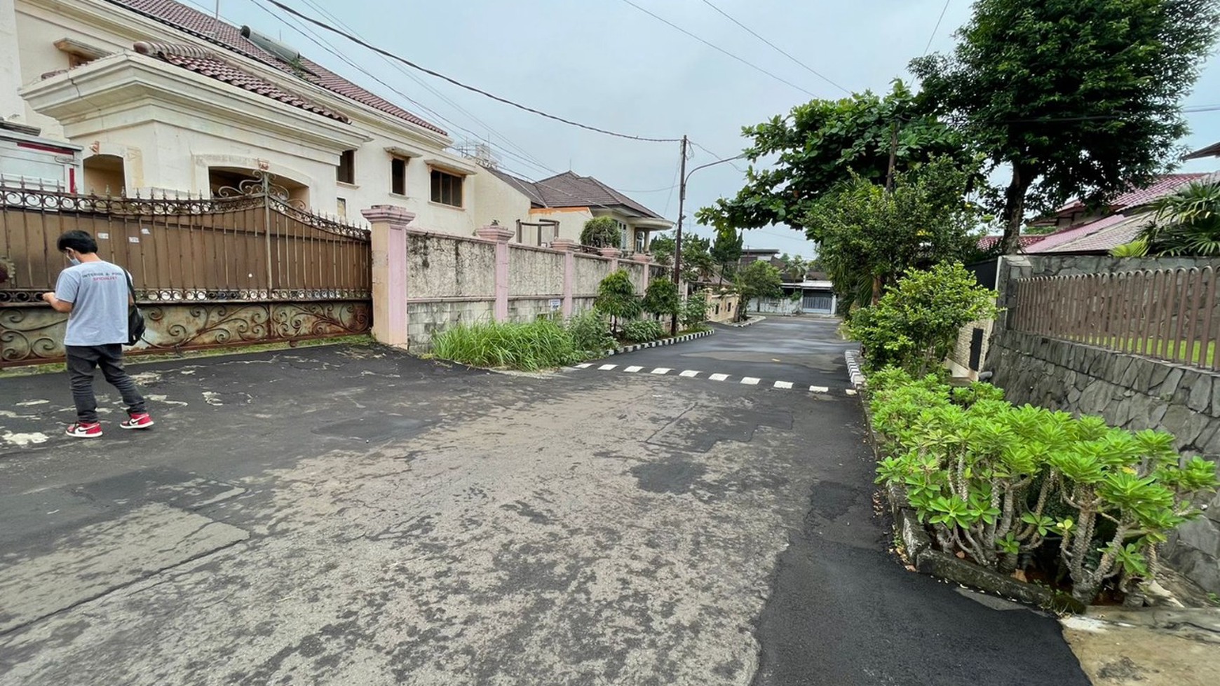 Rumah 2 lantai,lokasi tenang,ada basement dan Kolam renang di Cinere