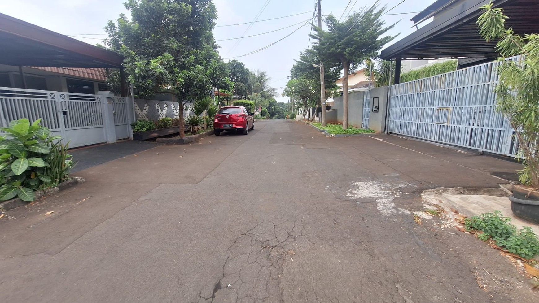 Rumah 2 lantai,lokasi tenang,ada basement dan Kolam renang di Cinere