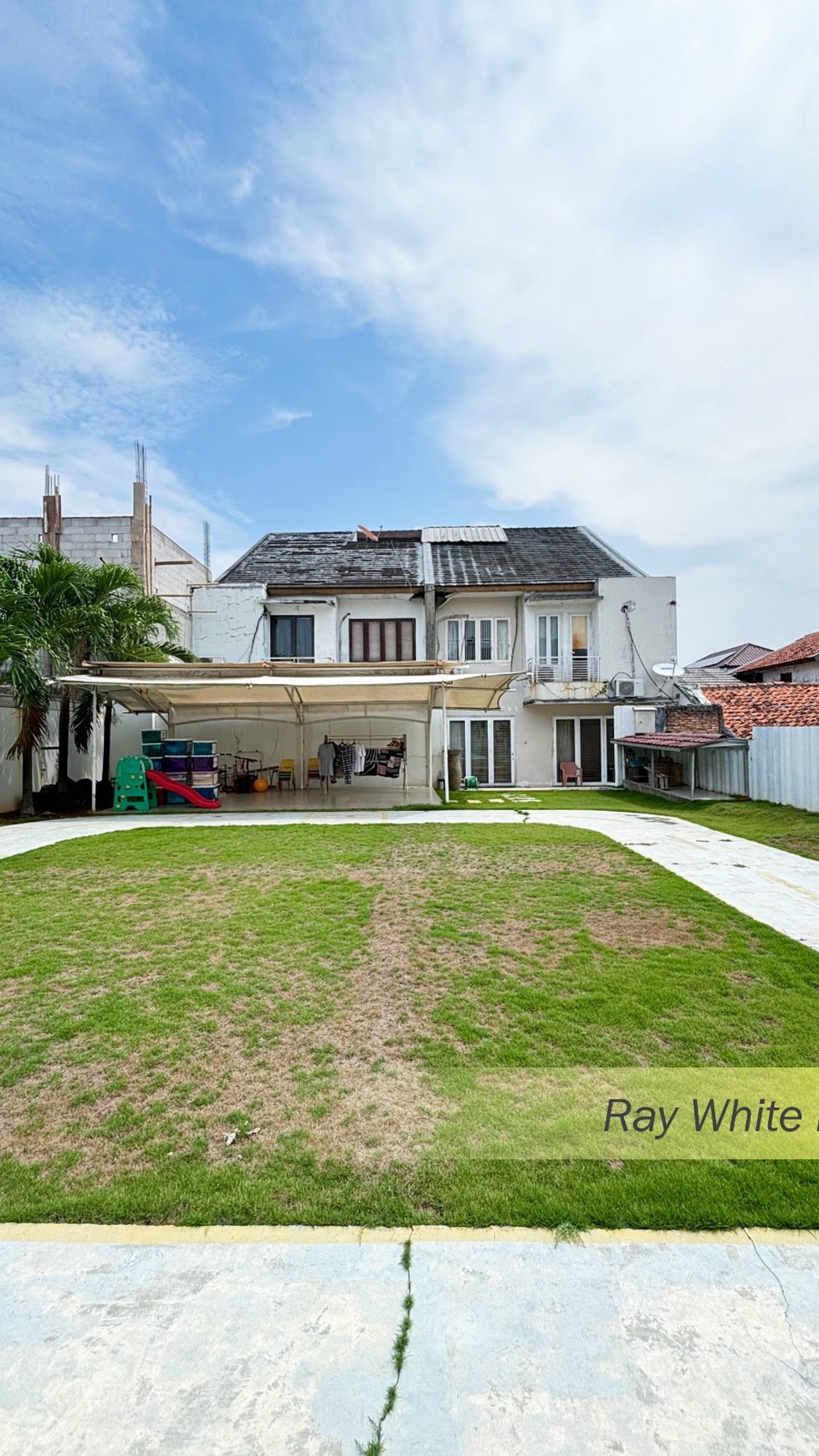 RUMAH SEMI FURNISH DENGAN HALAMAN BELAKANG LUAS DI CILANDAK,  JAKARTA SELATAN #CH