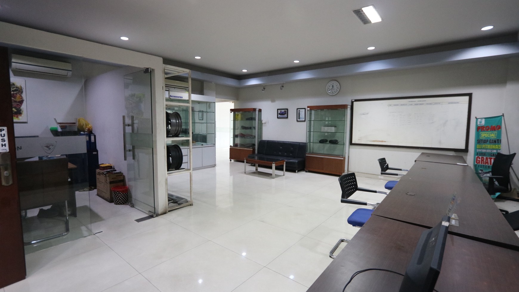 OFFICE BUILDING EX-SHOWROOM DI PANCORAN MAS, DEPOK, JAWA BARAT COCOK UNTUK SHOWROOM BENGKEL, KANTOR, BUTIK / Commercial Office Building FOR SALE