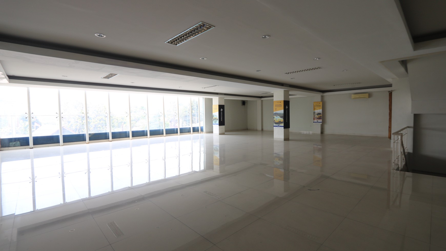 OFFICE BUILDING EX-SHOWROOM DI PANCORAN MAS, DEPOK, JAWA BARAT COCOK UNTUK SHOWROOM BENGKEL, KANTOR, BUTIK / Commercial Office Building FOR SALE