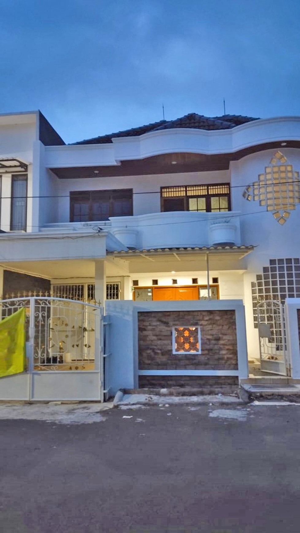 Rumah 2 lantai Pinggir Jalan Boulevard di Pondok Cibubur