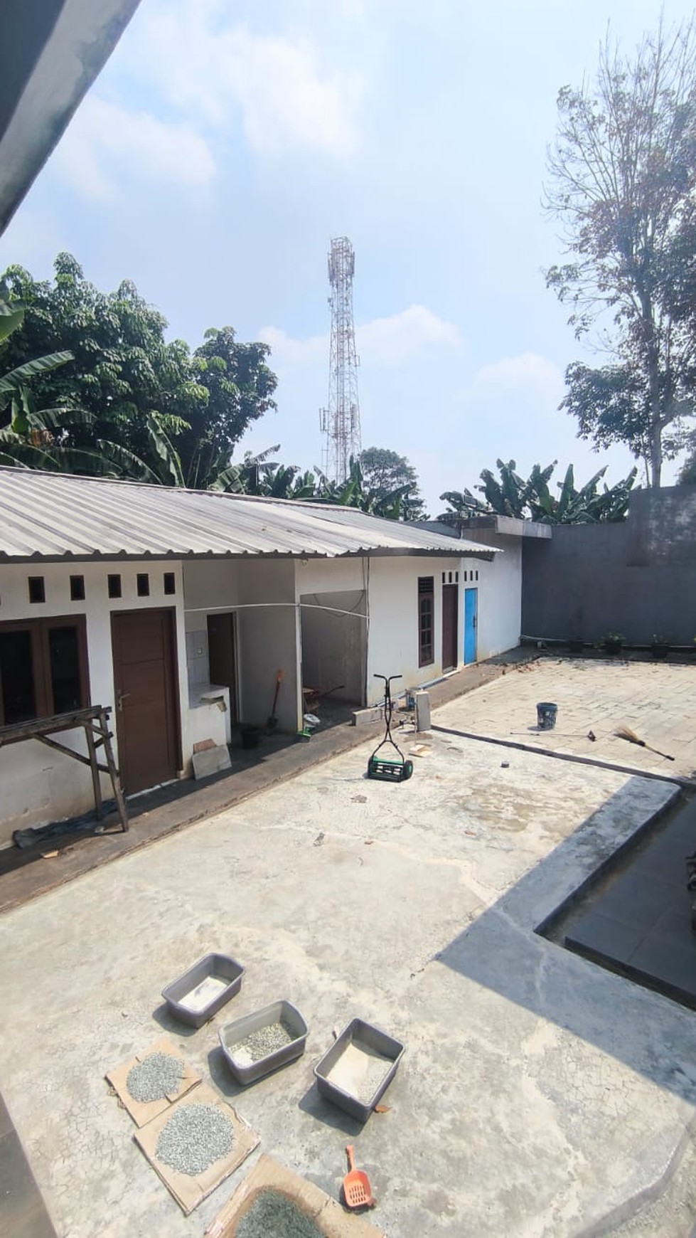 Rumah besar di sebrang Masjid lokasi tenang di Pondok Ranji