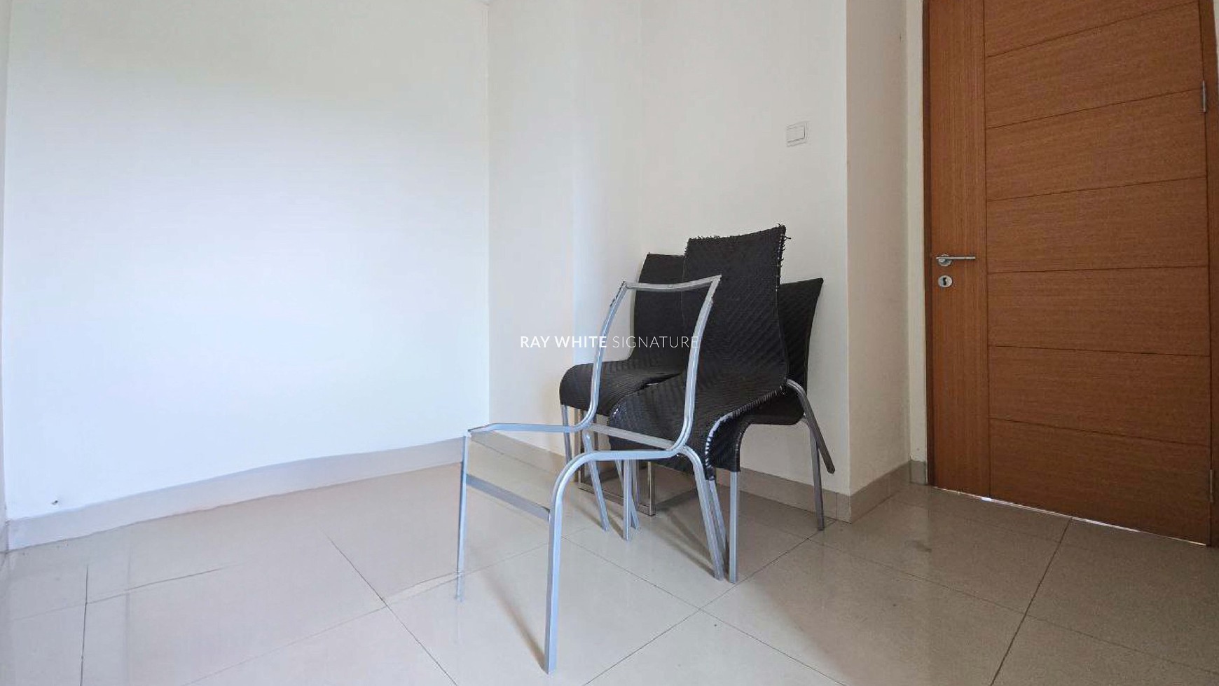 Dijual Apartemen Hampton Park  2 BR Tower B Semi Furnish 