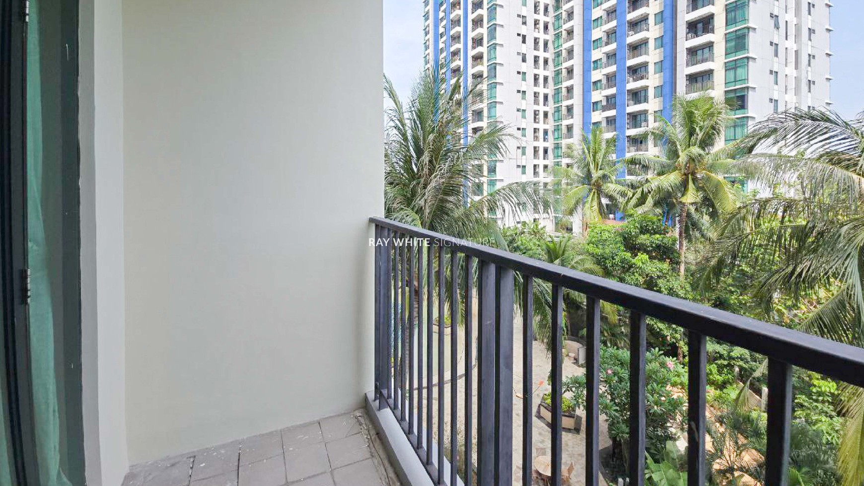 Dijual Apartemen Hampton Park  2 BR Tower B Semi Furnish 