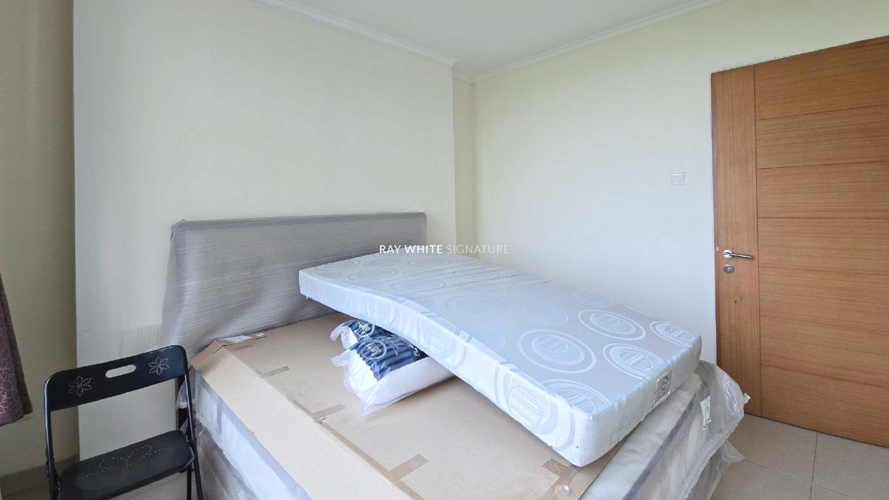 Dijual Apartemen Hampton Park  2 BR Tower B Semi Furnish 