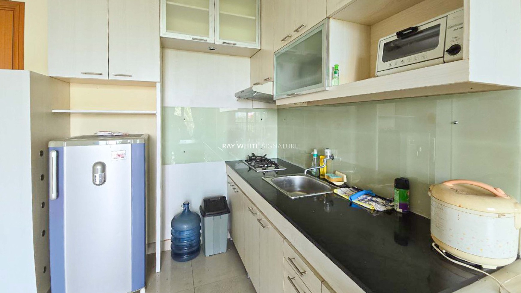 Dijual Apartemen Hampton Park  2 BR Tower B Semi Furnish 