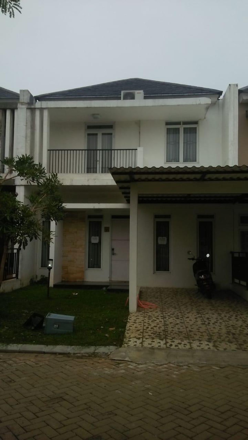 DI jual rumah depan taman cantik dan asri di metland transyogi  cileungsi furnish harga nego