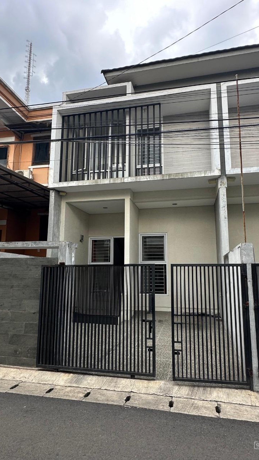 Rumah Bagus 2 Lantai di Tengah Kota jalan Emung