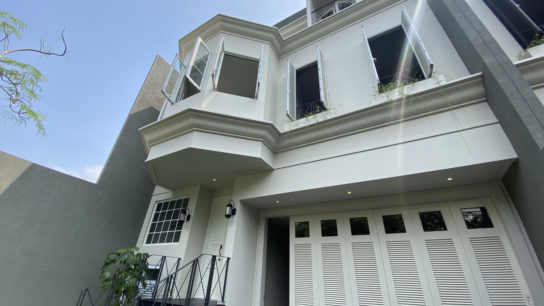 MODERN CLASSIC HOUSE BRAND NEW AT SENOPATI, JAKARTA SELATAN