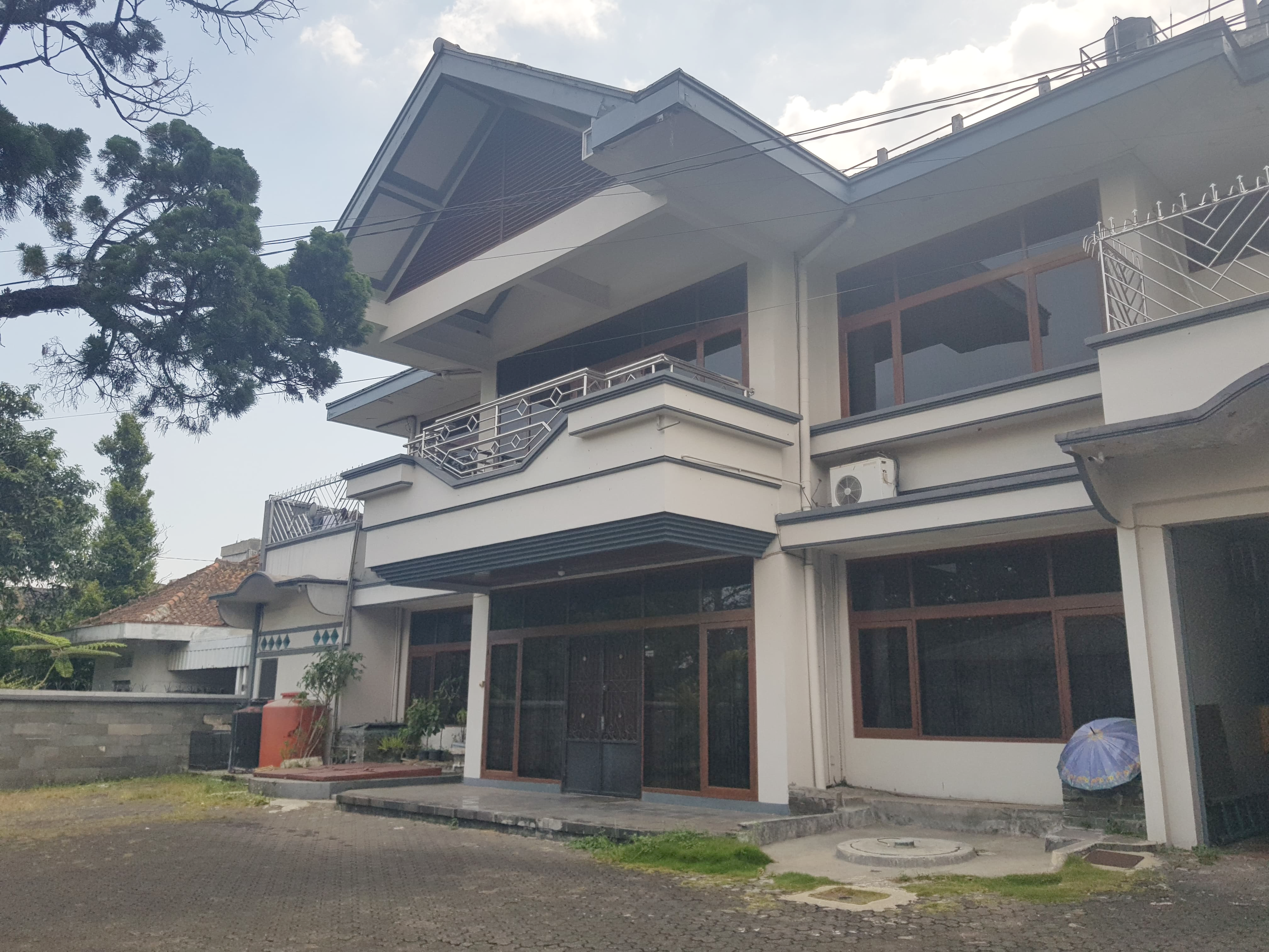 Rumah Besar dan Gudang Dekat Pasar Kosambi Bandung