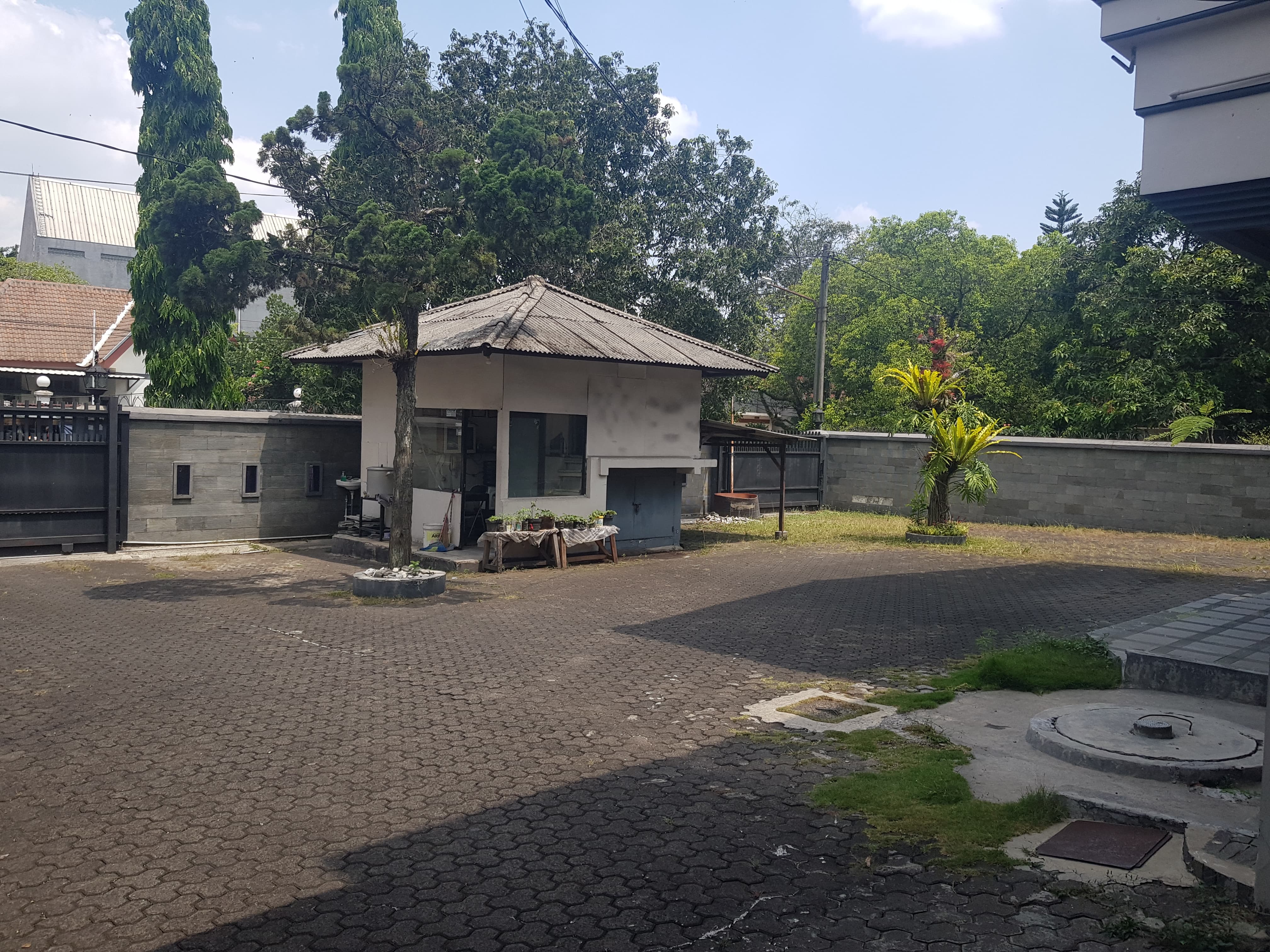 Rumah Besar dan Gudang Dekat Pasar Kosambi Bandung