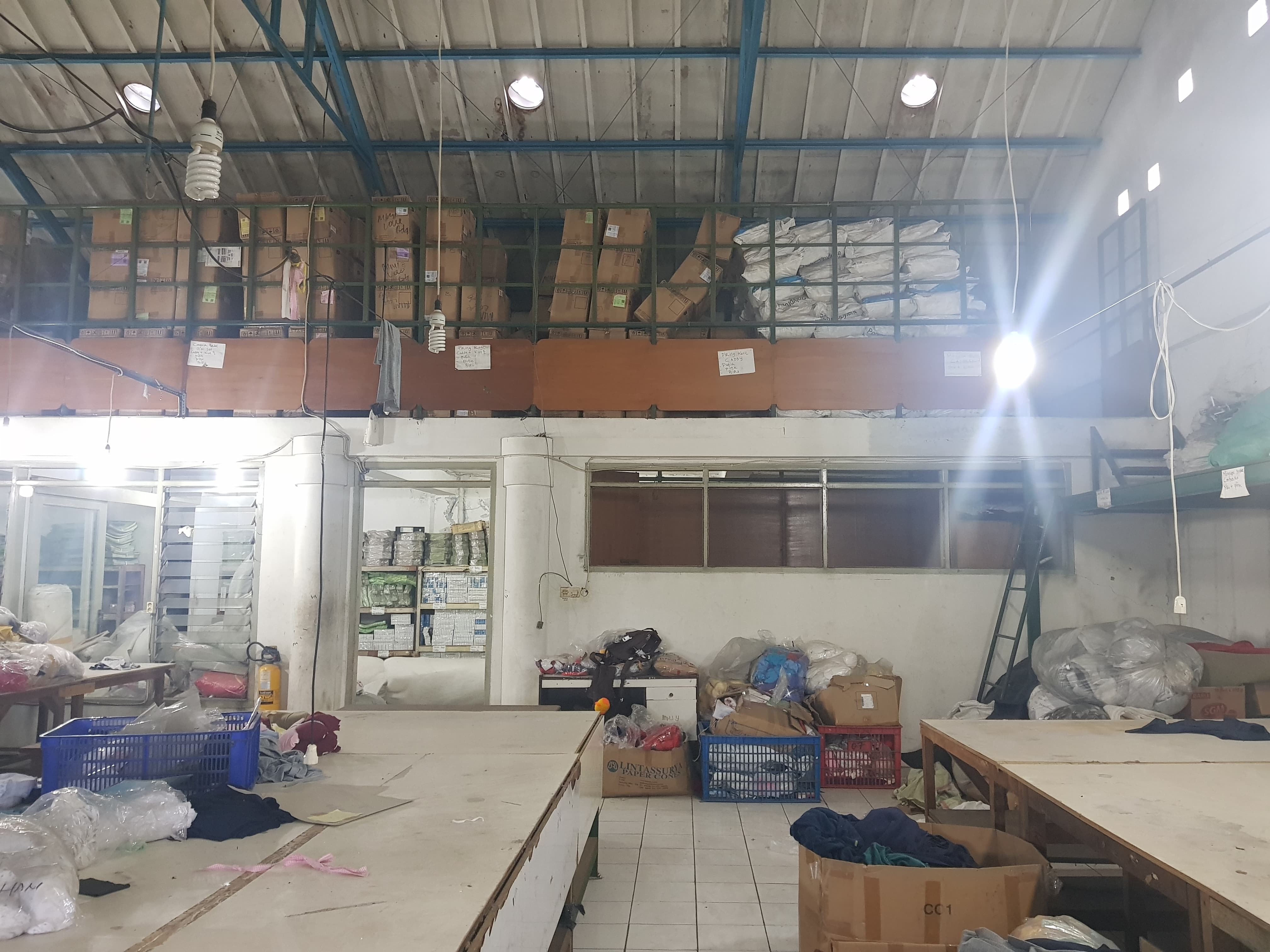 Rumah Besar dan Gudang Dekat Pasar Kosambi Bandung