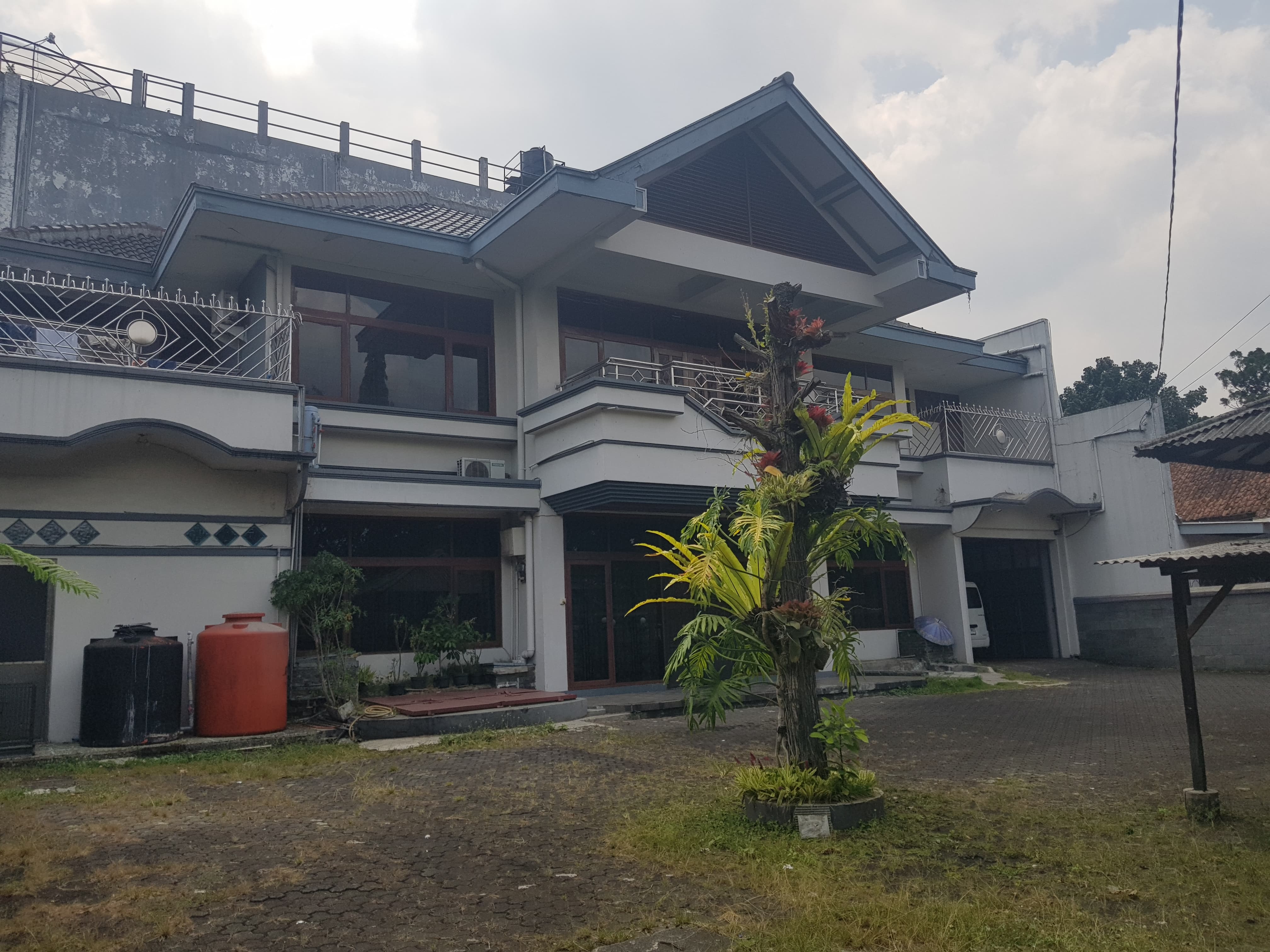 Rumah Besar dan Gudang Dekat Pasar Kosambi Bandung