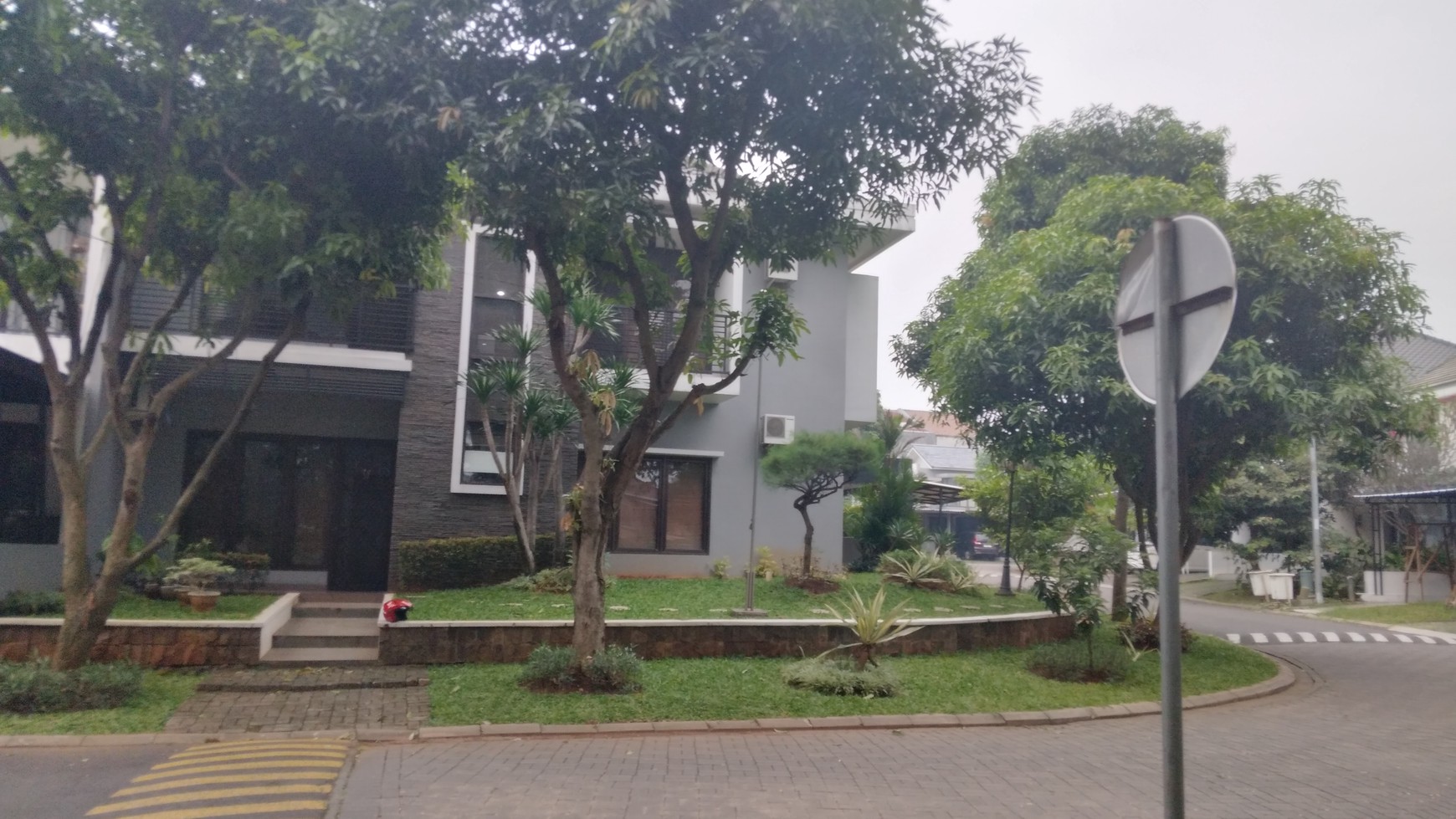 Rumah hoek depan taman siap huni ada kolam renangnya di citra grand cibubur 