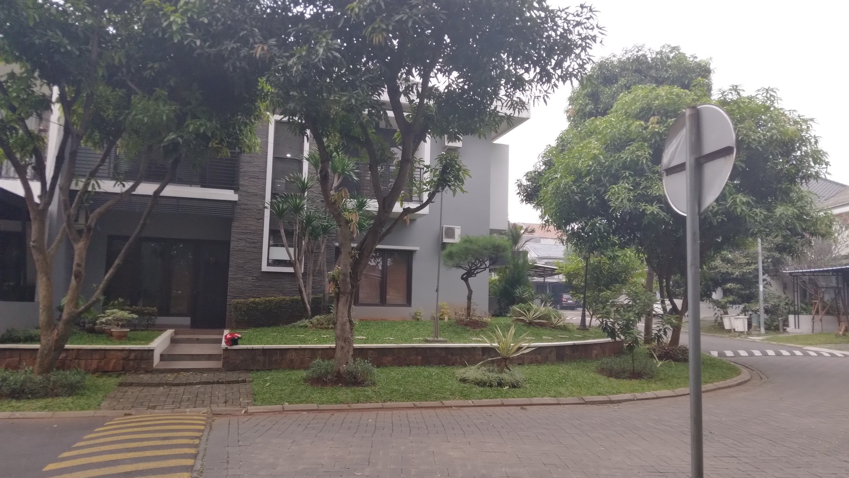 Rumah hoek depan taman siap huni ada kolam renangnya di citra grand cibubur 