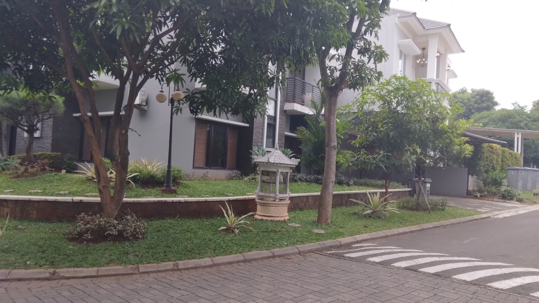 Rumah hoek depan taman siap huni ada kolam renangnya di citra grand cibubur 