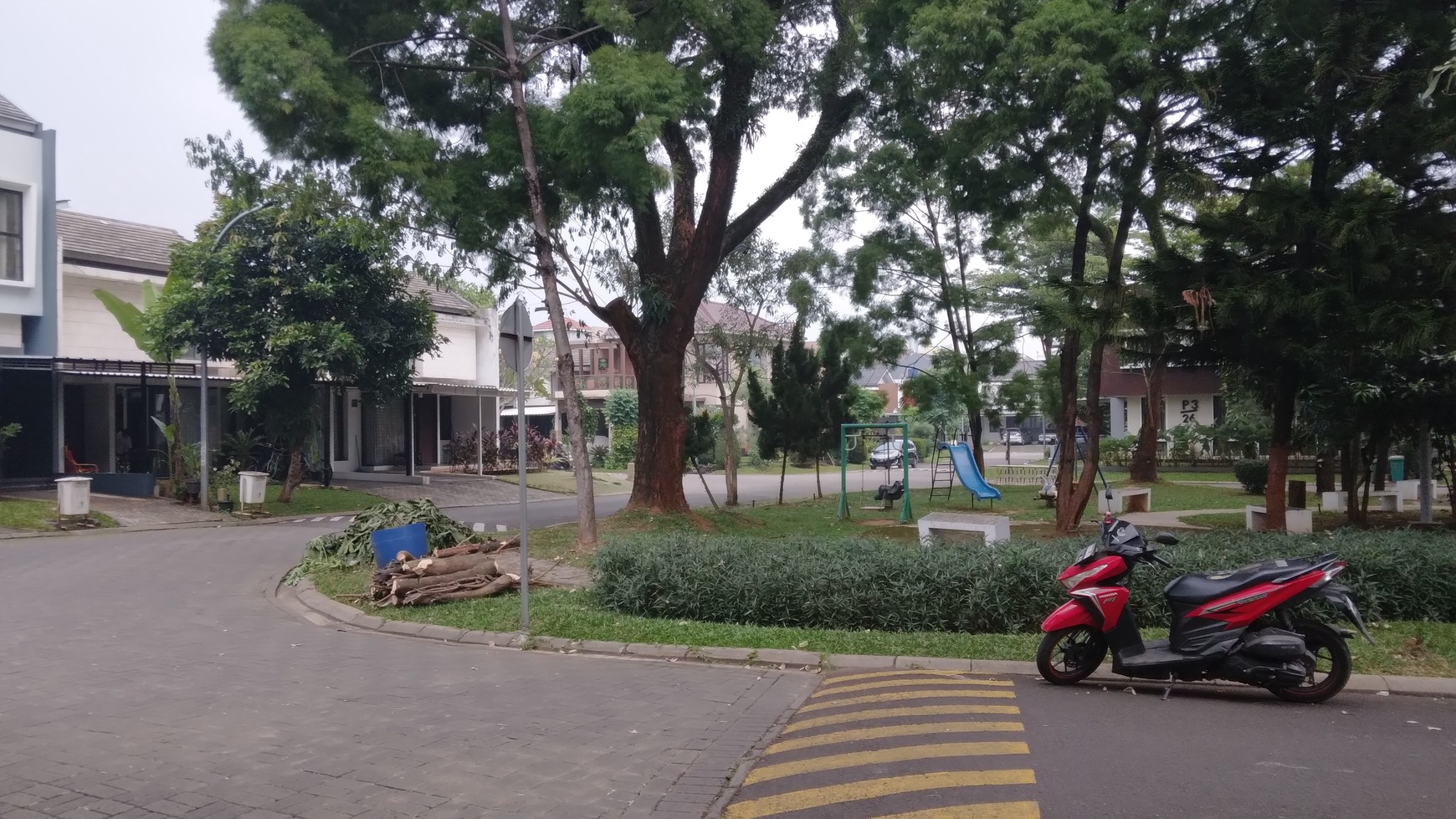 Rumah hoek depan taman siap huni ada kolam renangnya di citra grand cibubur 