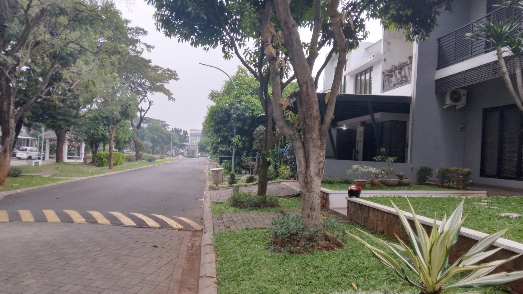 Rumah hoek depan taman siap huni ada kolam renangnya di citra grand cibubur 