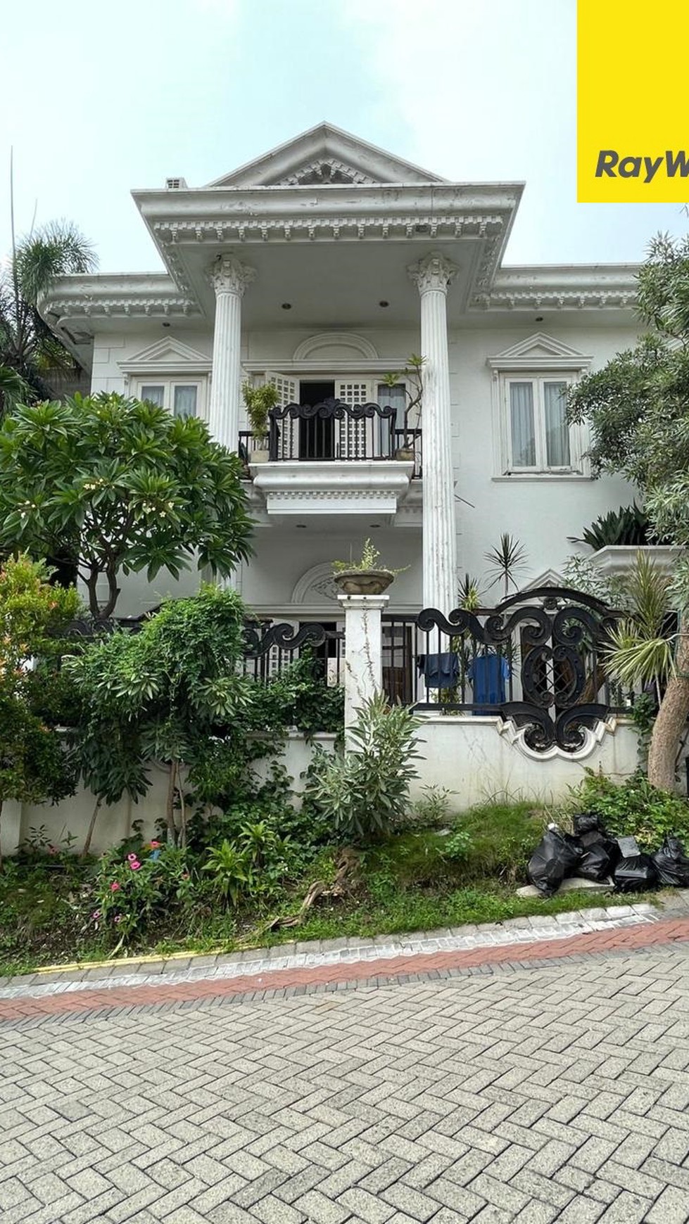 Dijual Rumah 2 lantai di Villa Sentra Raya Citraland Surabaya