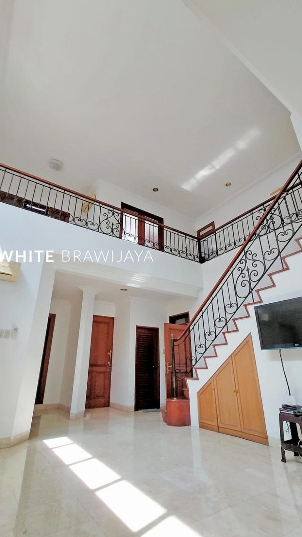 Rumah Classic Modern Lingkungan Tenang Pejaten Barat