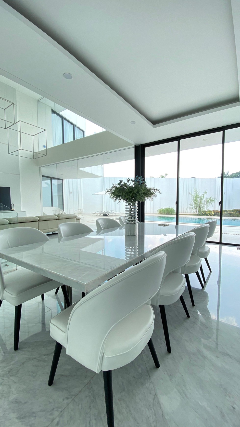 Modern Glass House di BSD Lantai Marmer Italian Ada Swimming Pool