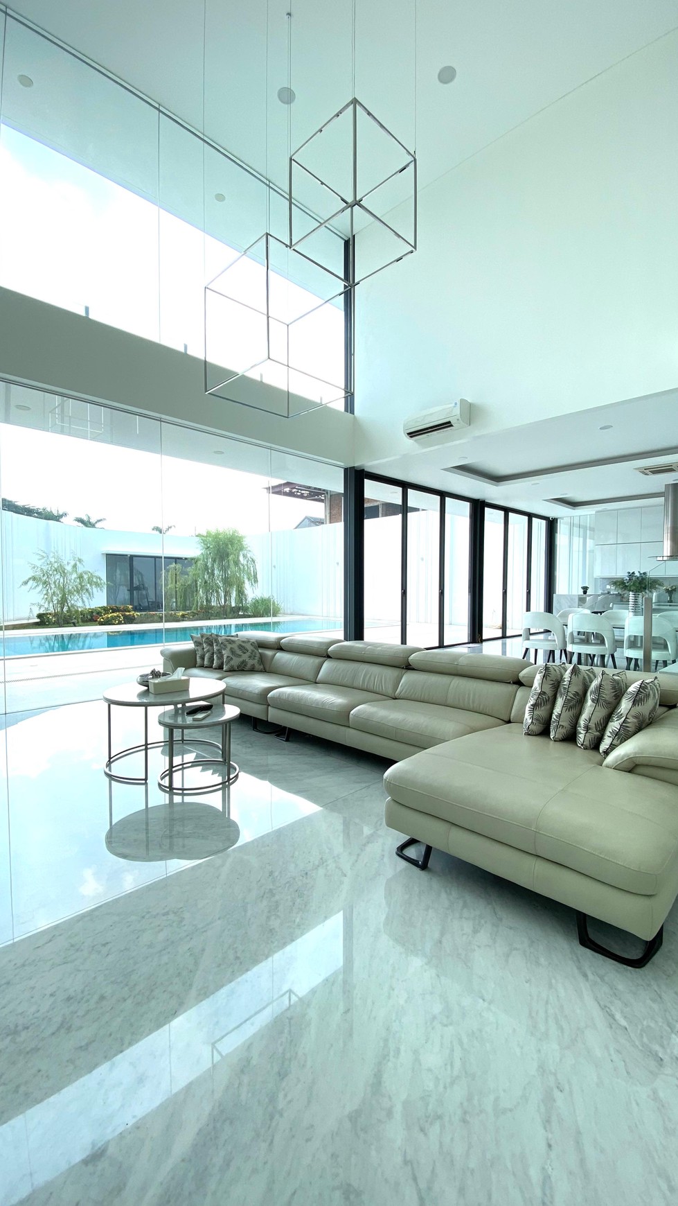 Modern Glass House di BSD Lantai Marmer Italian Ada Swimming Pool