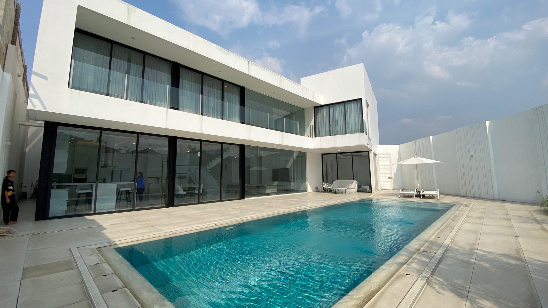 Modern Glass House di BSD Lantai Marmer Italian Ada Swimming Pool