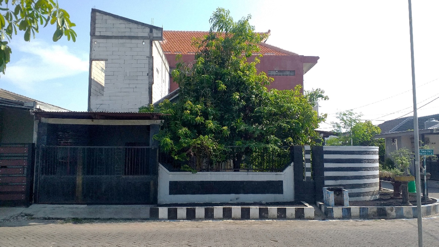 Di jual Rumah 2 Lantai di Kawasan Putri Juanda dekat Bandara Juanda